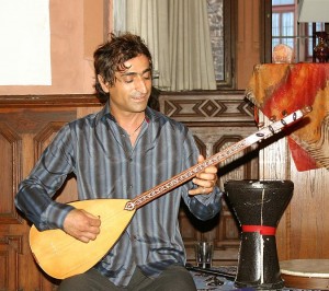 Mustafa Erdogan (EL DINO), Berlin, mit Saz-Instrument